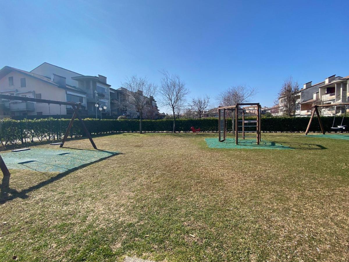 Apartment With Garden And Grill - Green Residence Sirmione Desenzano del Garda Kültér fotó